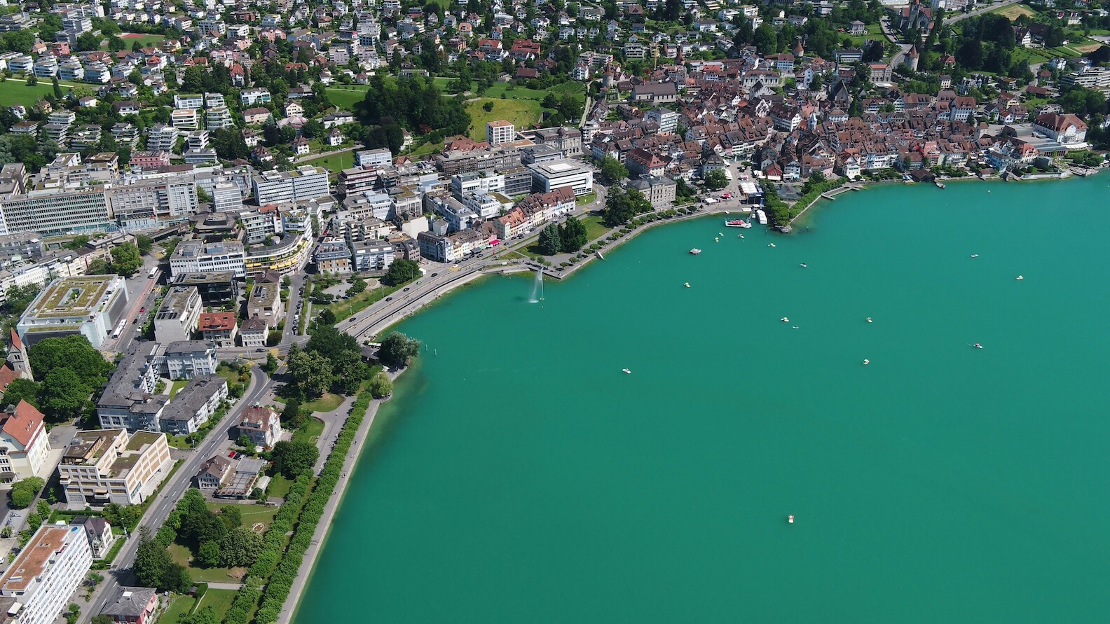 Luftaufnahme der lebhaften Stadt am See in der Schweiz, Standort des Unternehmens Flexa Personal, spezialisiert auf Personalvermittlung.